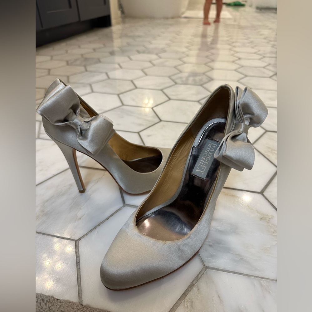 Badgley Mischka silver bow heels